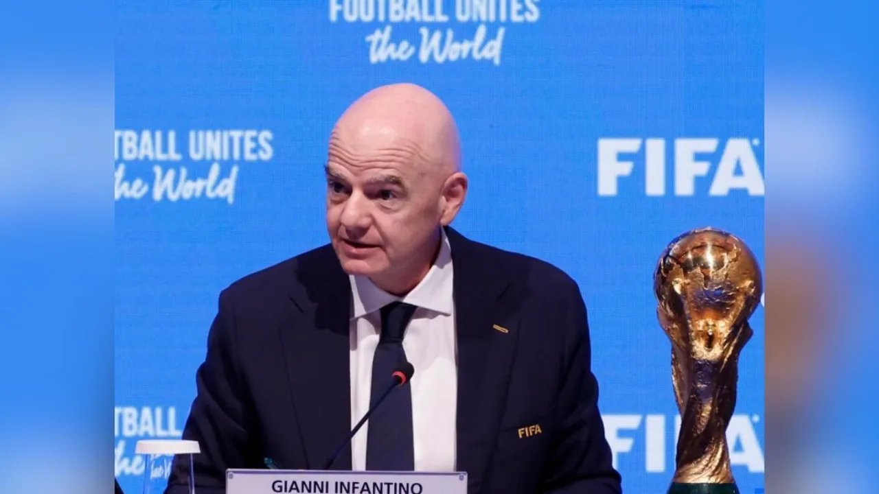 Gianni Infantino em conferência com bandeiras da Copa do Mundo 2026 ao fundo, em Los Angeles
