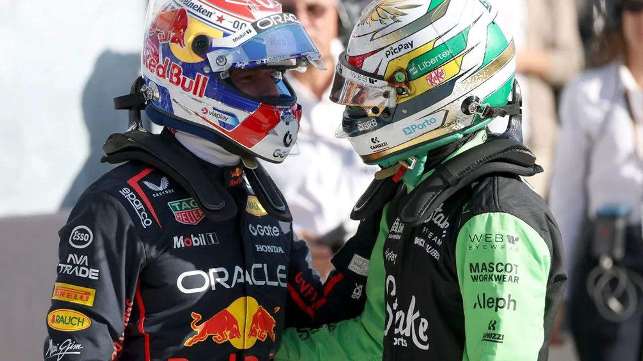 Gabriel Bortoleto e Max Verstappen conversando no paddock da Fórmula 1, com macacões de equipes diferentes