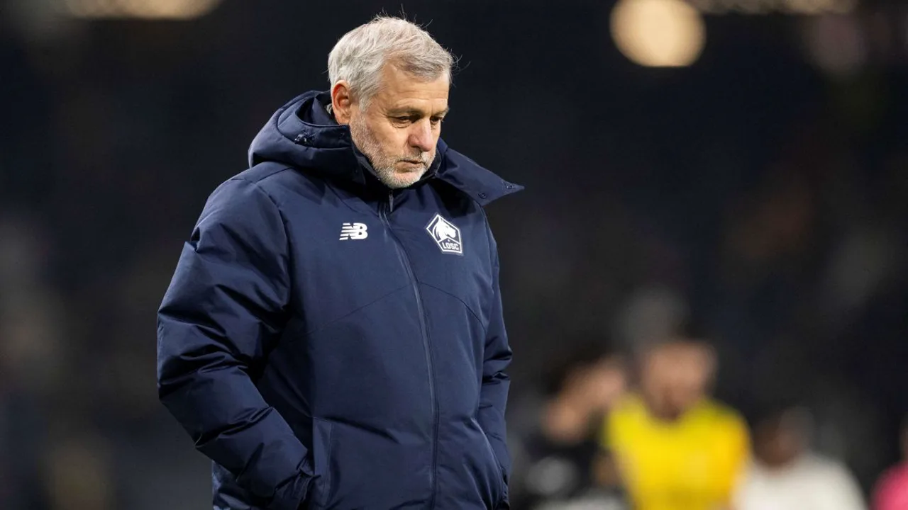 Bruno Génésio, treinador do Lille, na beira do campo durante partida da Ligue 1 2025/2026