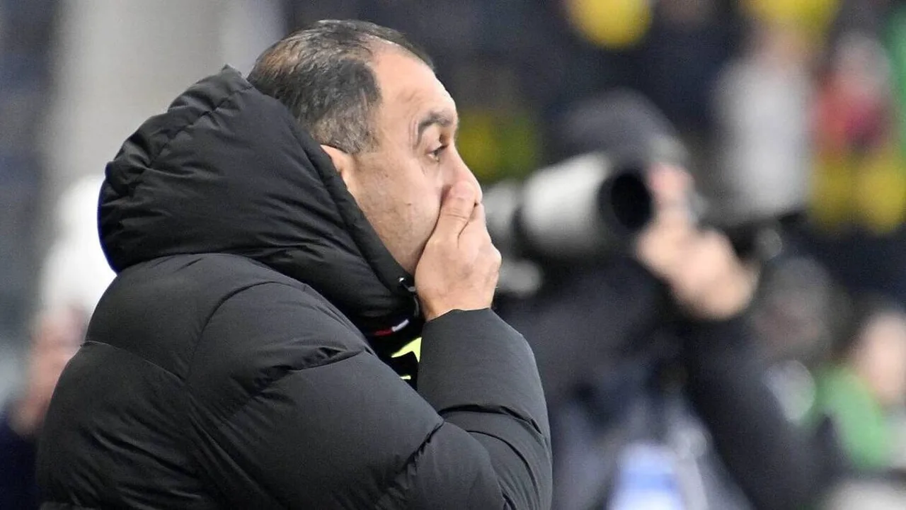 A. Bouhazama, treinador do Angers, na beira do campo durante partida da Ligue 1 2025/2026