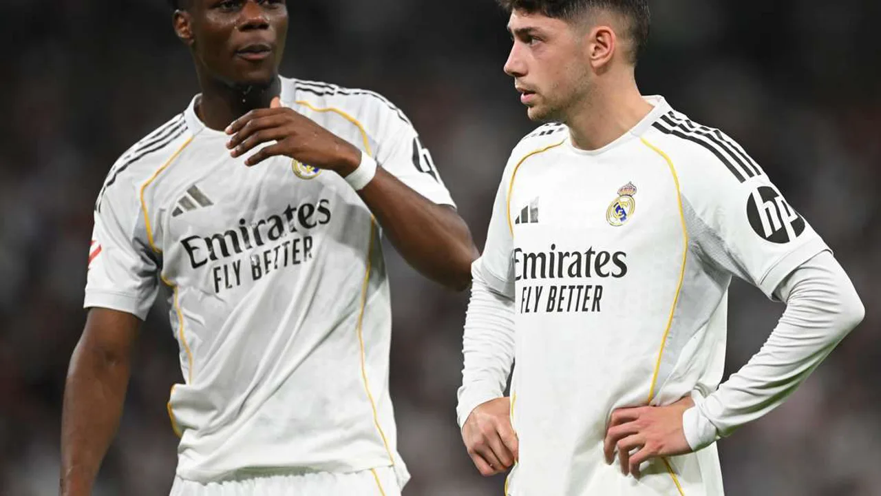 Tchouaméni e Valverde em disputa de bola durante treino do Real Madrid em Valdebebas