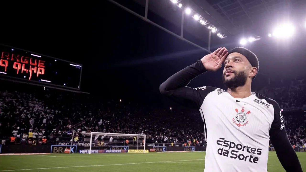 Memphis Depay comemorando gol com a camisa do Corinthians na Arena Neo Química