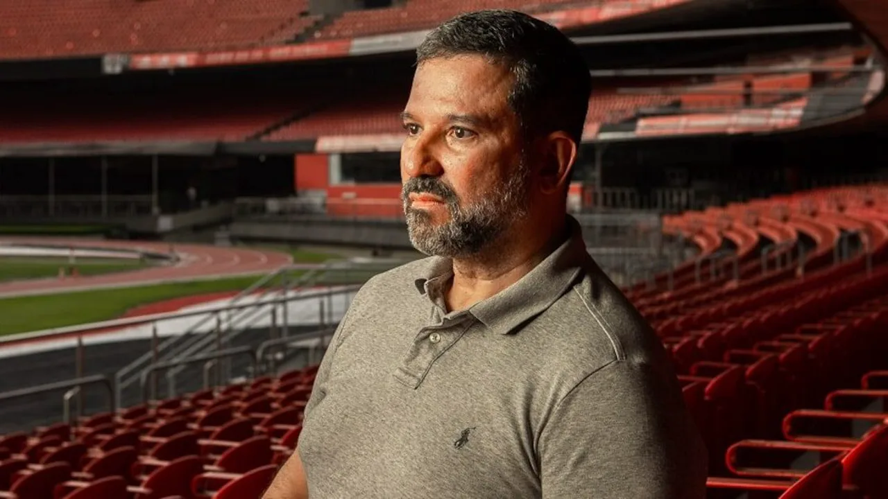 Bexigas coloridas espalhadas no gramado do Morumbis durante replantio de grama após shows