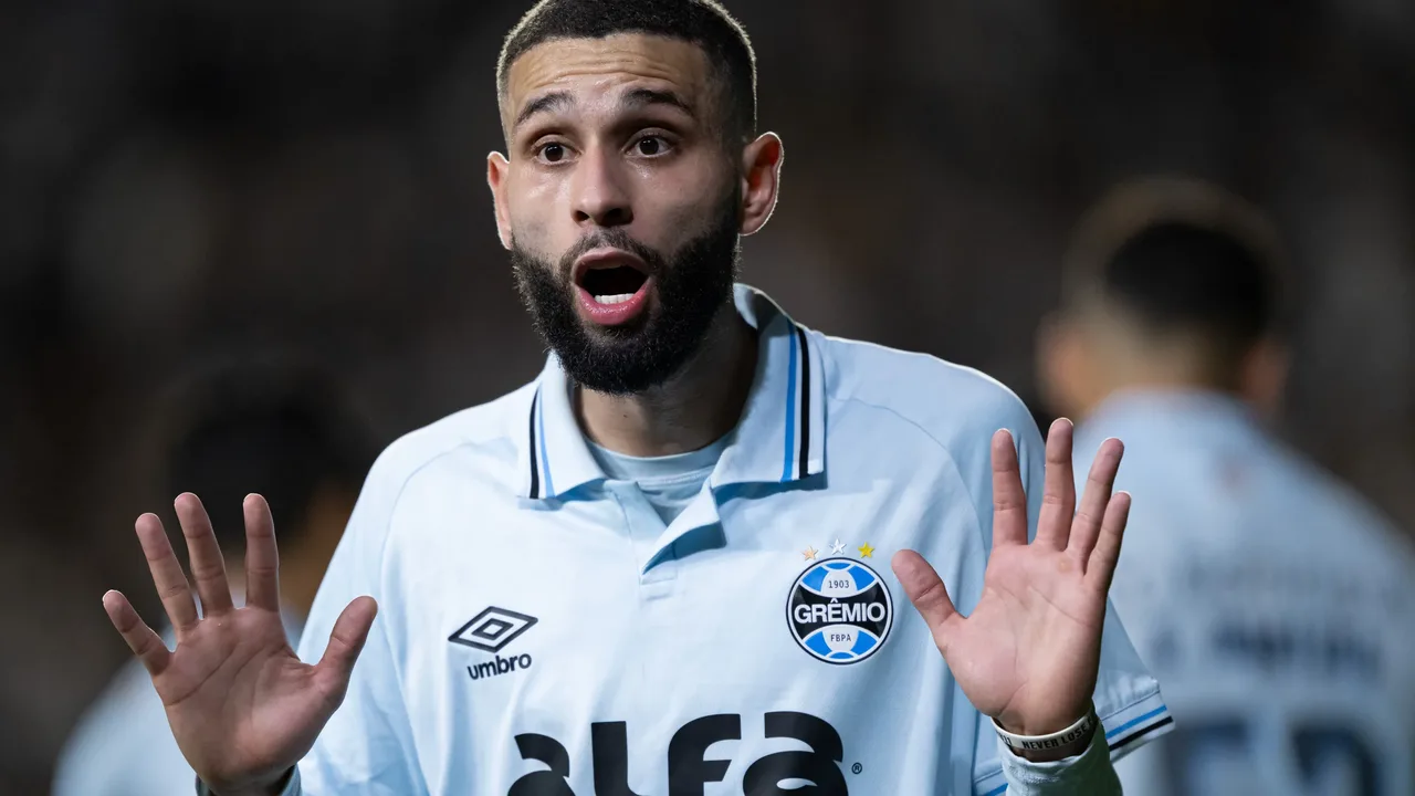 Wagner Leonardo, zagueiro do Grêmio, disputa bola em campo pelo Brasileirão Série A 2026