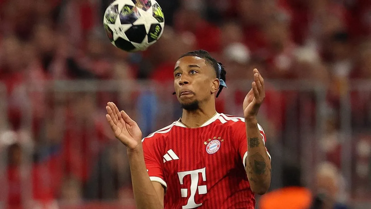 Kvaratskhelia e Dembélé comemoram gol do PSG contra o Bayern na Allianz Arena pela semifinal da Champions 2025/26