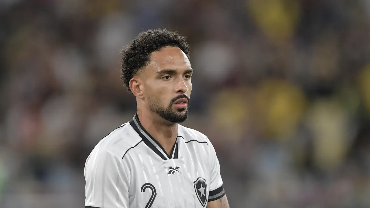 Vitinho, zagueiro do Botafogo, em ação durante partida do Brasileirão Série A 2026
