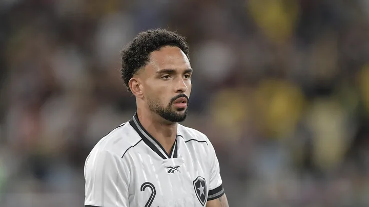 Vitinho, zagueiro do Botafogo, em ação durante partida do Brasileirão Série A 2026