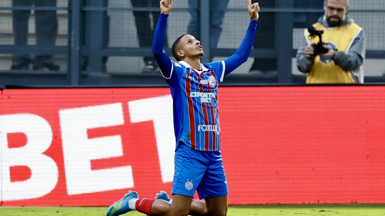 Luciano Juba, zagueiro do Bahia, em ação durante partida do Brasileirão Série A 2026 na Arena Fonte Nova