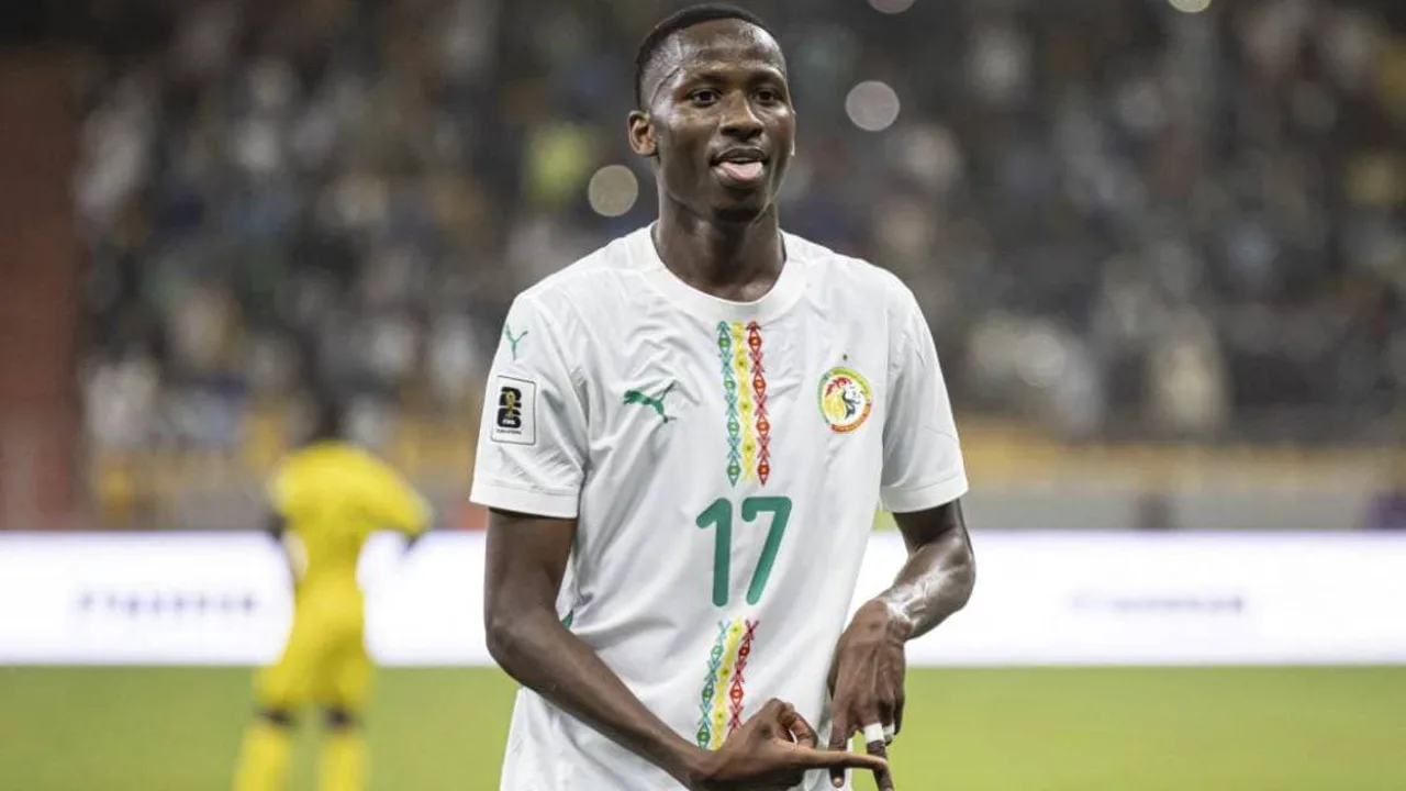 P. Sarr, meia do Tottenham de camisa 29, em ação durante partida da Champions League 2025/2026