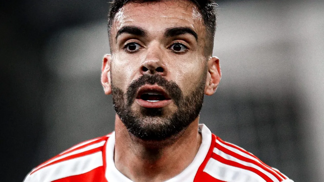 Bruno Henrique, meia do Internacional, com a camisa 8 colorada durante partida do Brasileirão Série A 2026