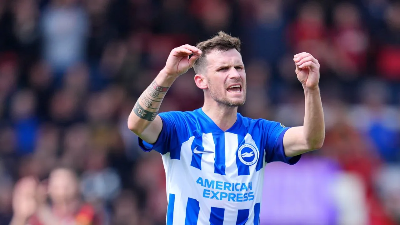 Pascal Groß, meia do Brighton, com a camisa 30 durante partida da Premier League 2025/2026