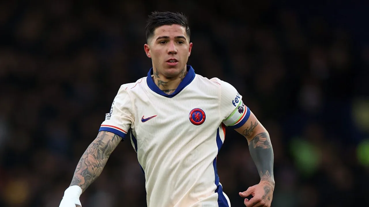 E. Fernández com a camisa 8 do Chelsea em ação na Champions League 2025/2026