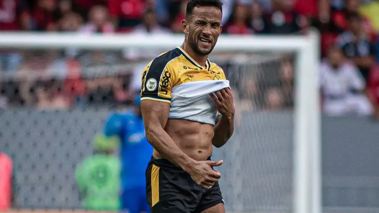 Rodrigo Fagundes, zagueiro do Criciúma, camisa 3, em ação no Brasileirão Série A 2026