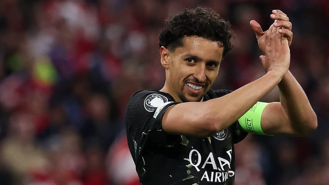 Marquinhos com a braçadeira de capitão do PSG comemorando classificação para a final da Champions League
