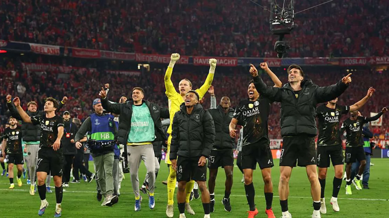 Luis Enrique gesticula à beira do campo durante partida do PSG na Champions League 2025/26