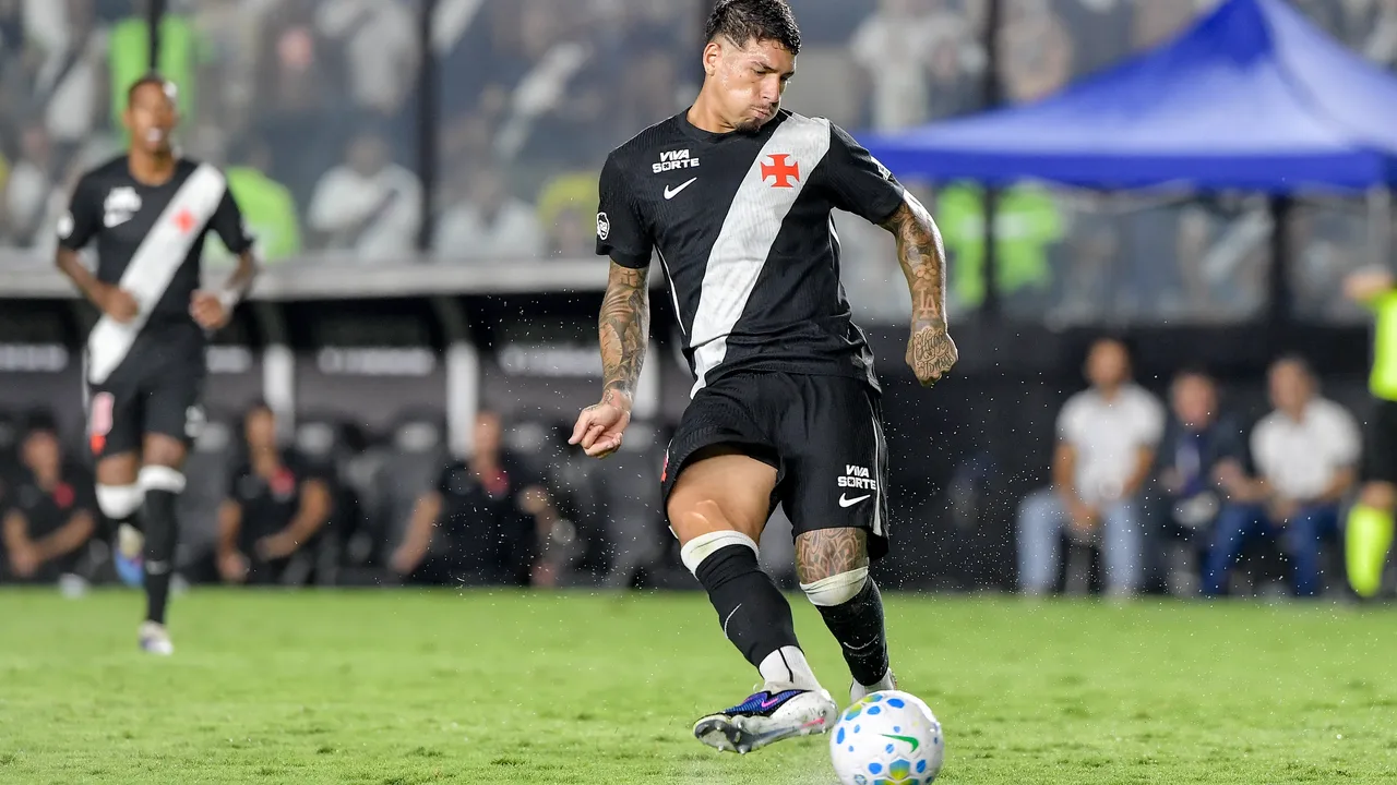 Daniel Fuzato, goleiro do Vasco, tenta evitar gol contra no Estádio Bicentenário em Santiago