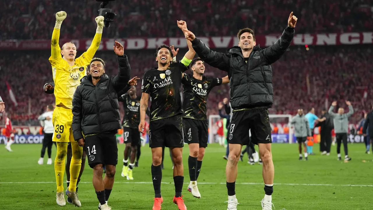 Jogadores do PSG comemoram classificação à final da Champions League após empate com Bayern na Allianz Arena