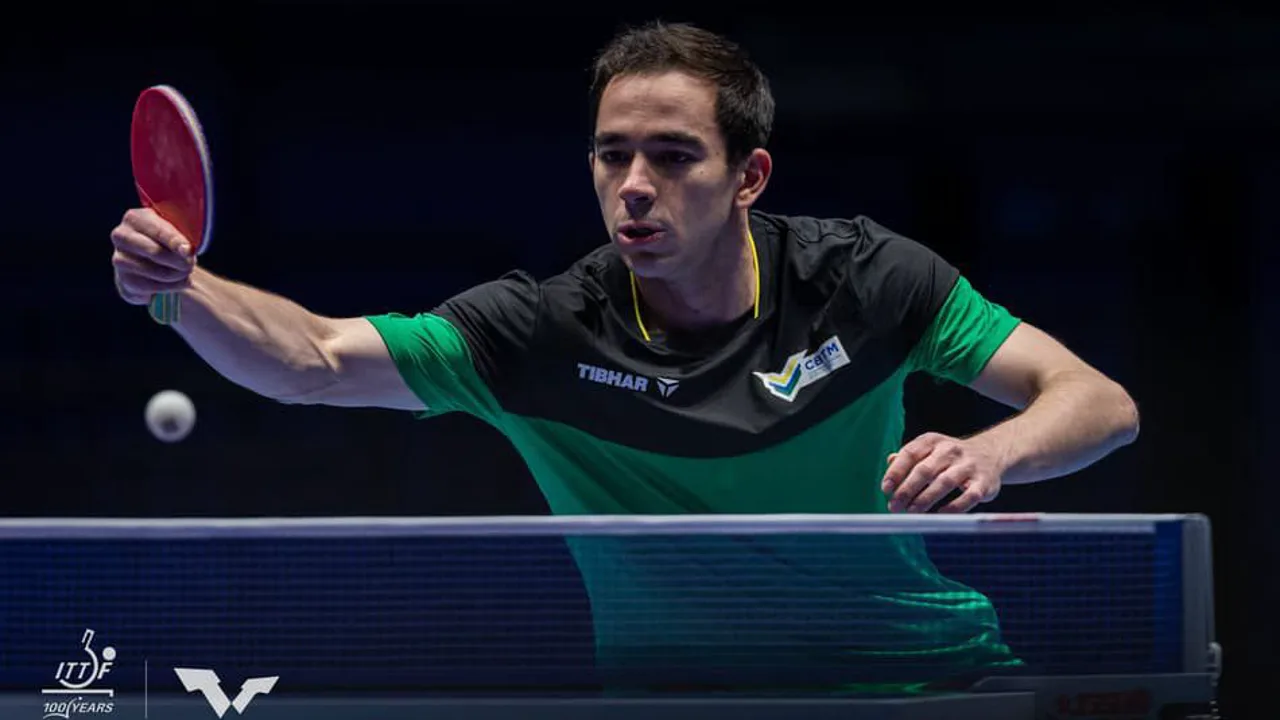 Hugo Calderano em ação pelo Brasil no Campeonato Mundial de Tênis de Mesa por Equipes contra a Inglaterra