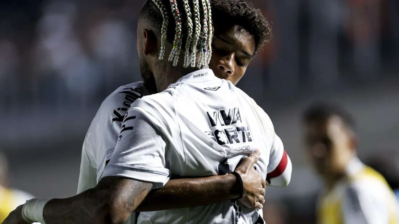 Neymar e Robinho Jr. em treino no CT Rei Pelé do Santos, campo ao fundo