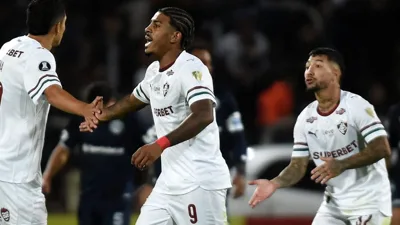 John Kennedy marca nos acréscimos e o Fluminense ainda respira na Libertadores