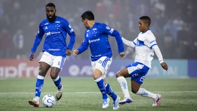 Dez contra onze e o Cruzeiro não cedeu um milímetro em Santiago