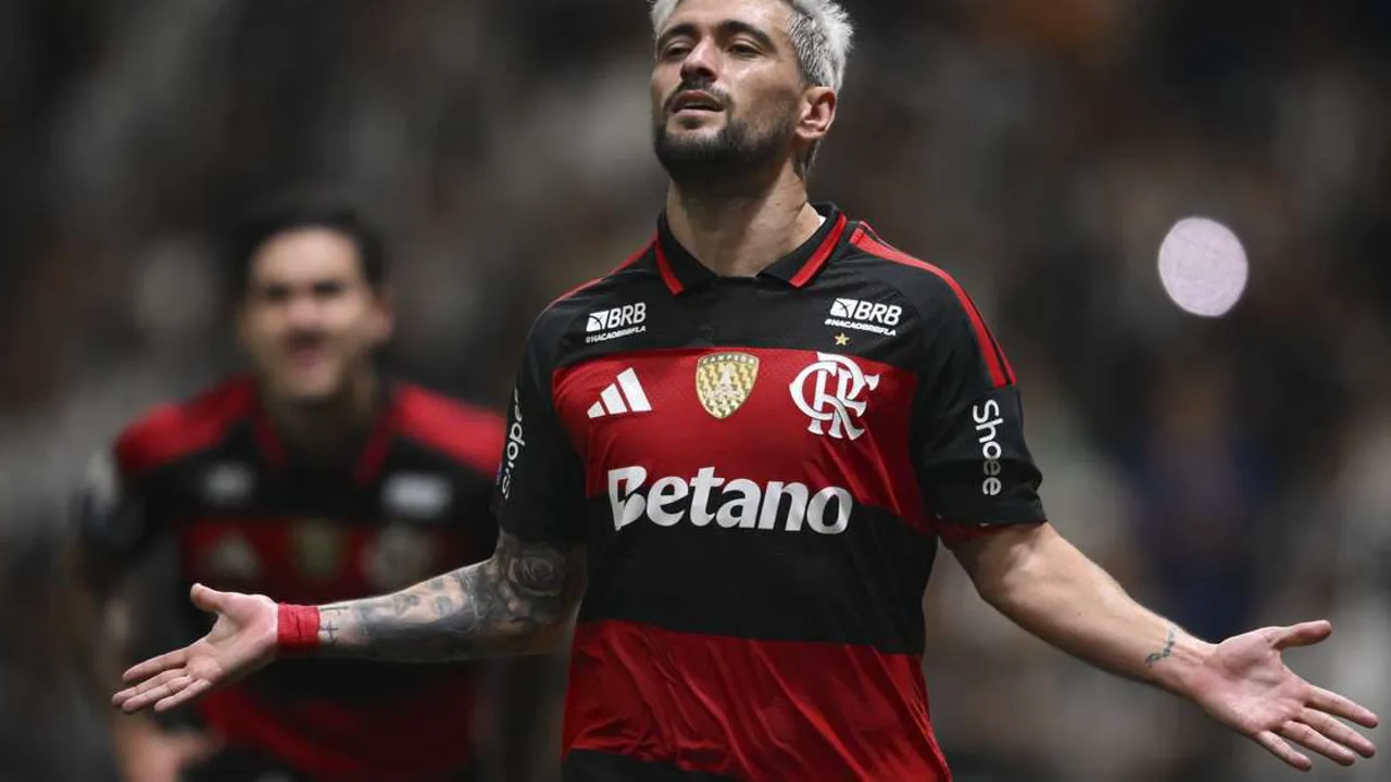 Leonardo Jardim orienta jogadores do Flamengo durante treino antes do jogo contra o Medellín pela Libertadores