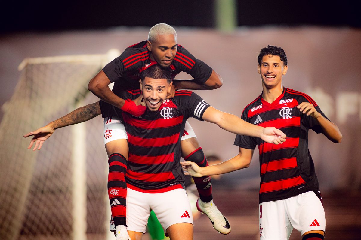 O que se passava fora de campo nas semanas anteriores Há um ano, Flamengo e Bras