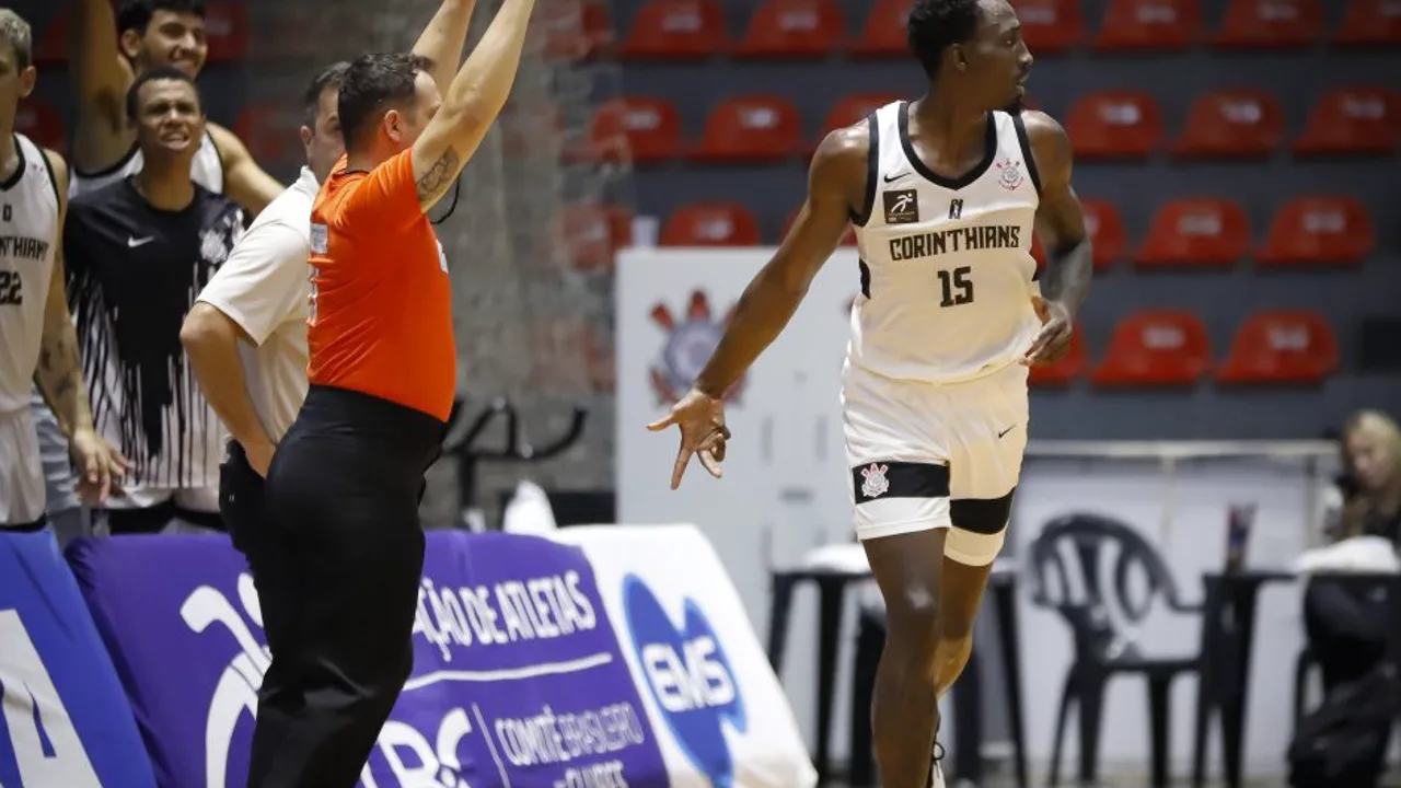Quadra do Ginásio Wlamir Marques durante partida do NBB entre Corinthians Paulista e Cearense em dezembro de 2024