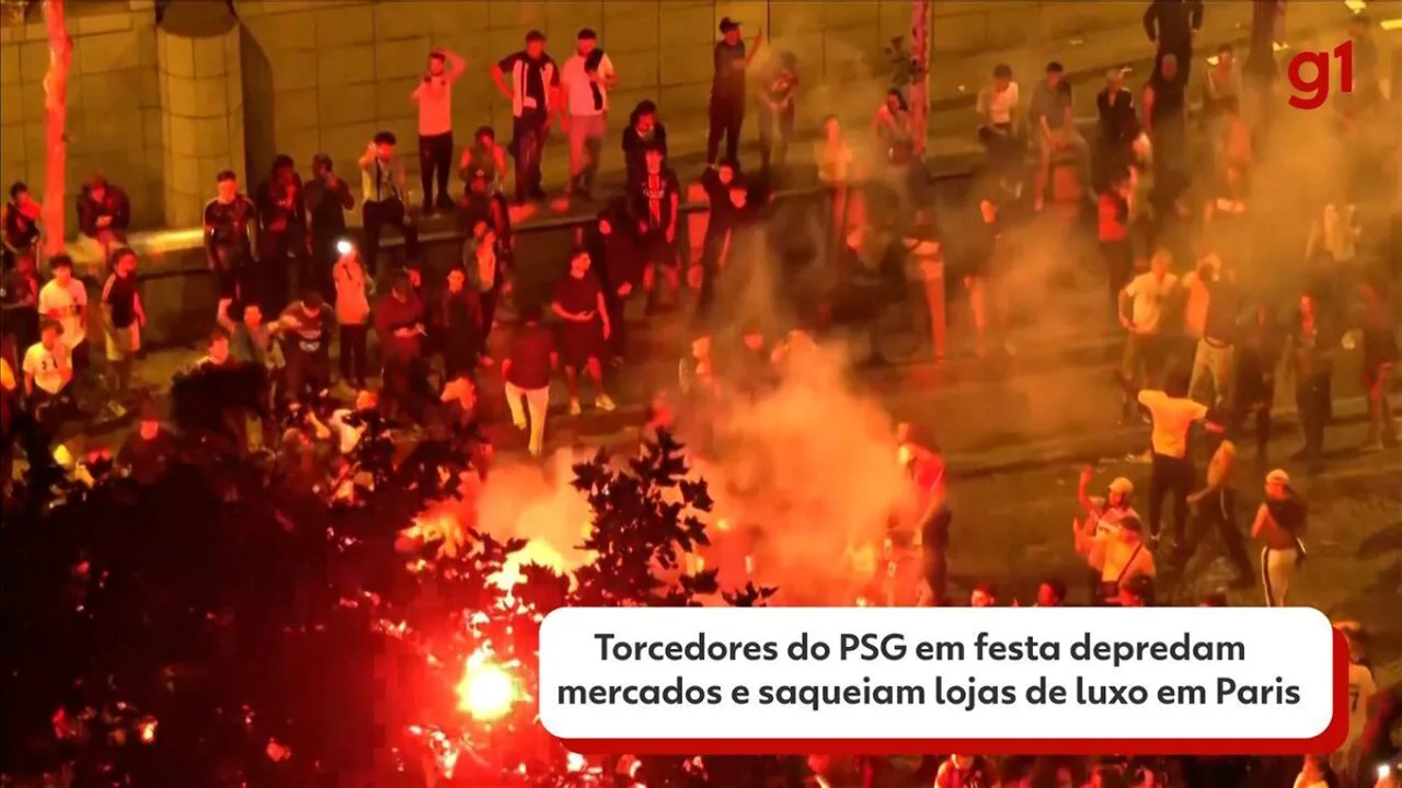 Ruas de Paris com fumaça e torcedores do PSG em confronto com a polícia após classificação na Champions