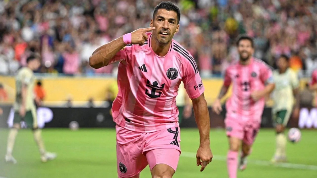 Luis Suárez com a camisa da seleção uruguaia durante partida das Eliminatórias da Copa do Mundo