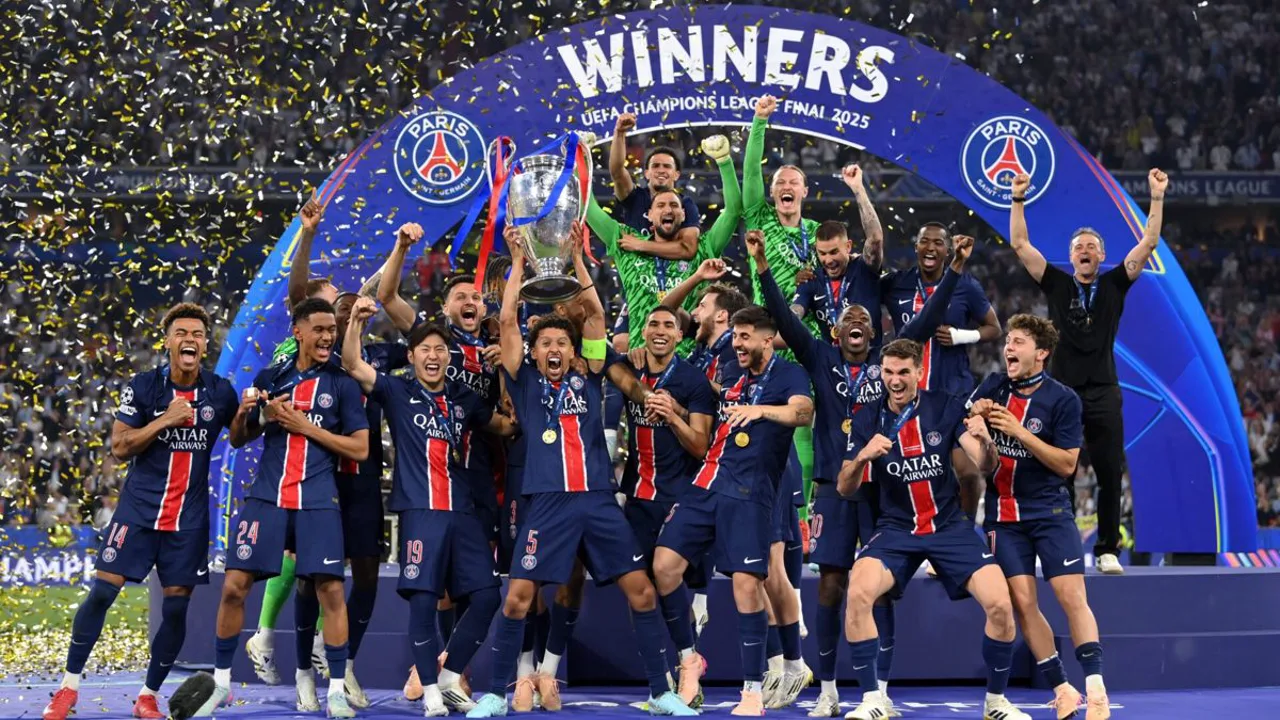 Luis Enrique gesticula na beira do campo durante partida do PSG na Champions League 2026