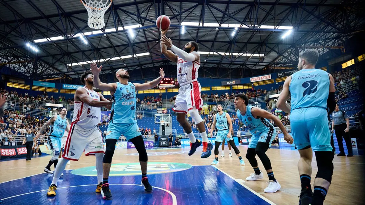 Quadra do Ginásio do Sesi em Pato Branco durante partida do NBB em março de 2025, placar 98 a 80