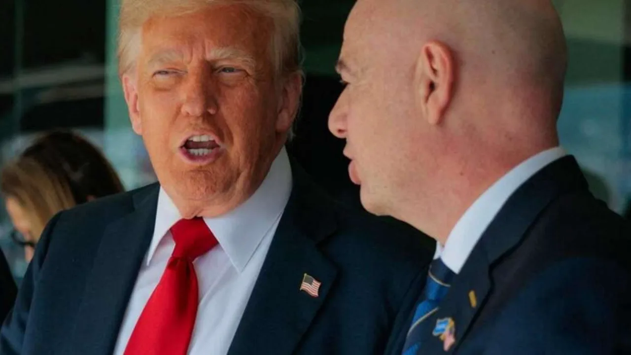 Donald Trump e Gianni Infantino em evento oficial com bandeira da Copa do Mundo 2026 ao fundo