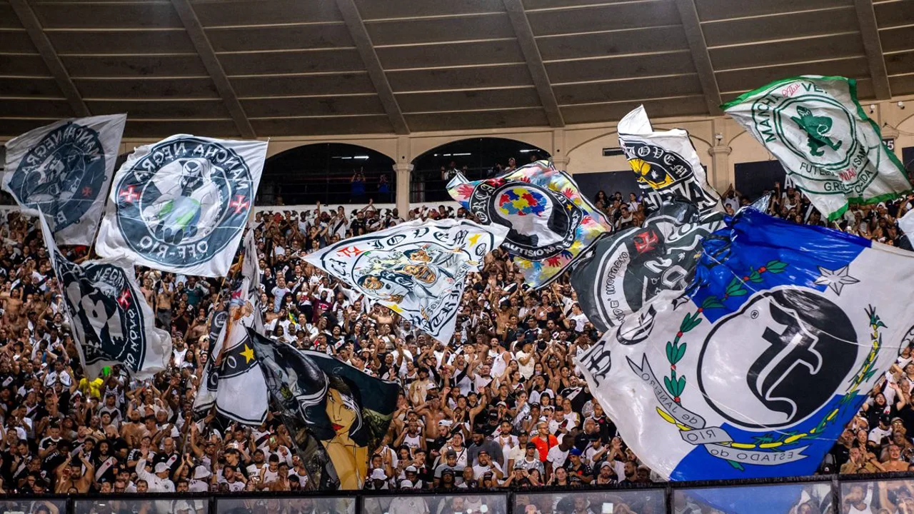 Estádio São Januário com mosaico da torcida do Vasco da Gama em dia de jogo