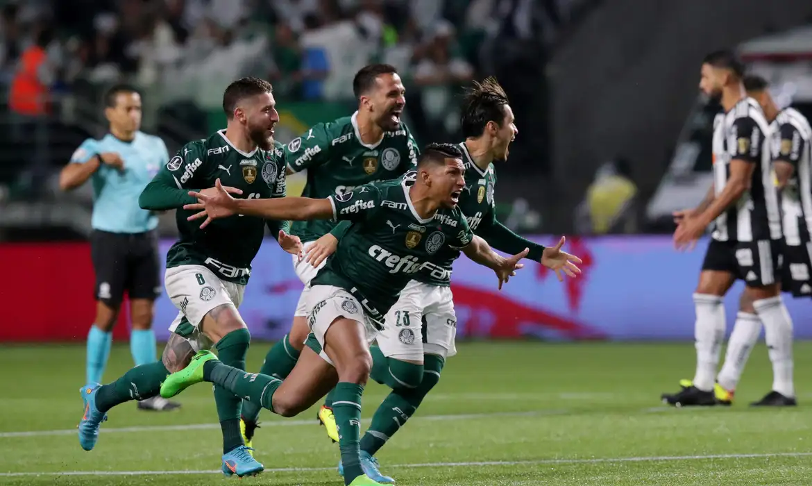 Barboza a US$ 4 milhões e a lógica defensiva do Palmeiras Palmeiras fecha Barboz