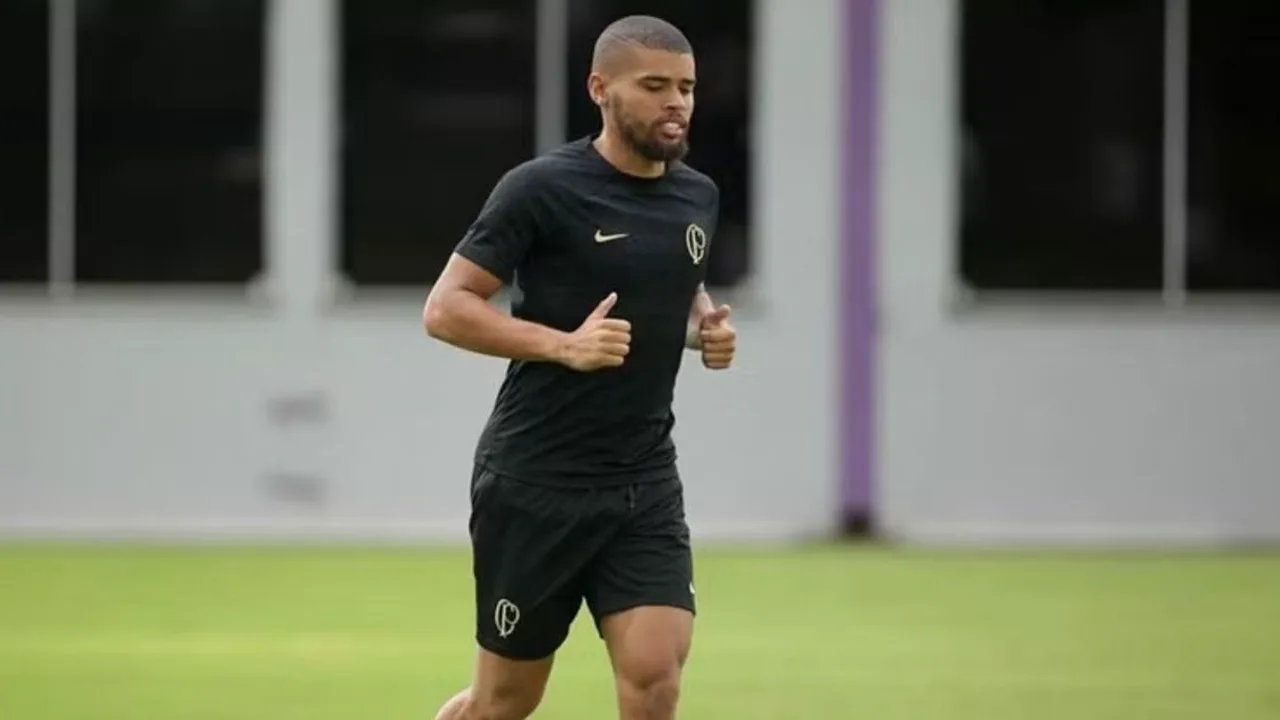Daniel Marcos com a camisa do Corinthians durante treino no CT Joaquim Grava