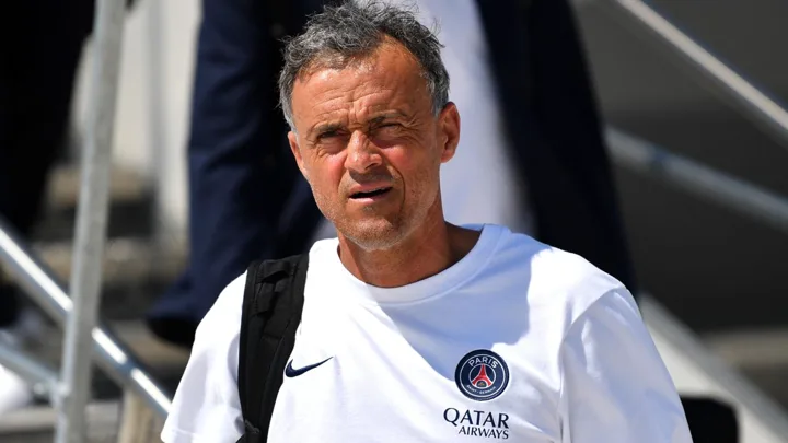 Luis Enrique, treinador do Paris Saint Germain, orientando jogadores durante partida da Champions League 2025/2026