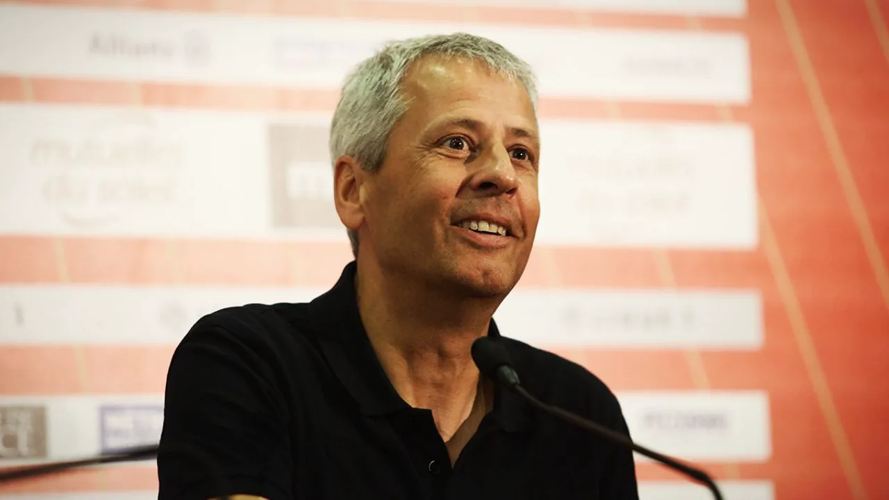 Lucien Favre, treinador suíço do Nice, observando o jogo na beira do campo na Ligue 1