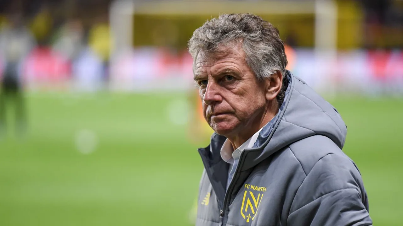 Christian Gourcuff, treinador do Nantes, observa o jogo da beira do campo na Ligue 1
