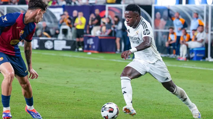 Bryan Mbeumo pelo Manchester United e Rayan pelo Bournemouth em ação na Premier League 2025/2026