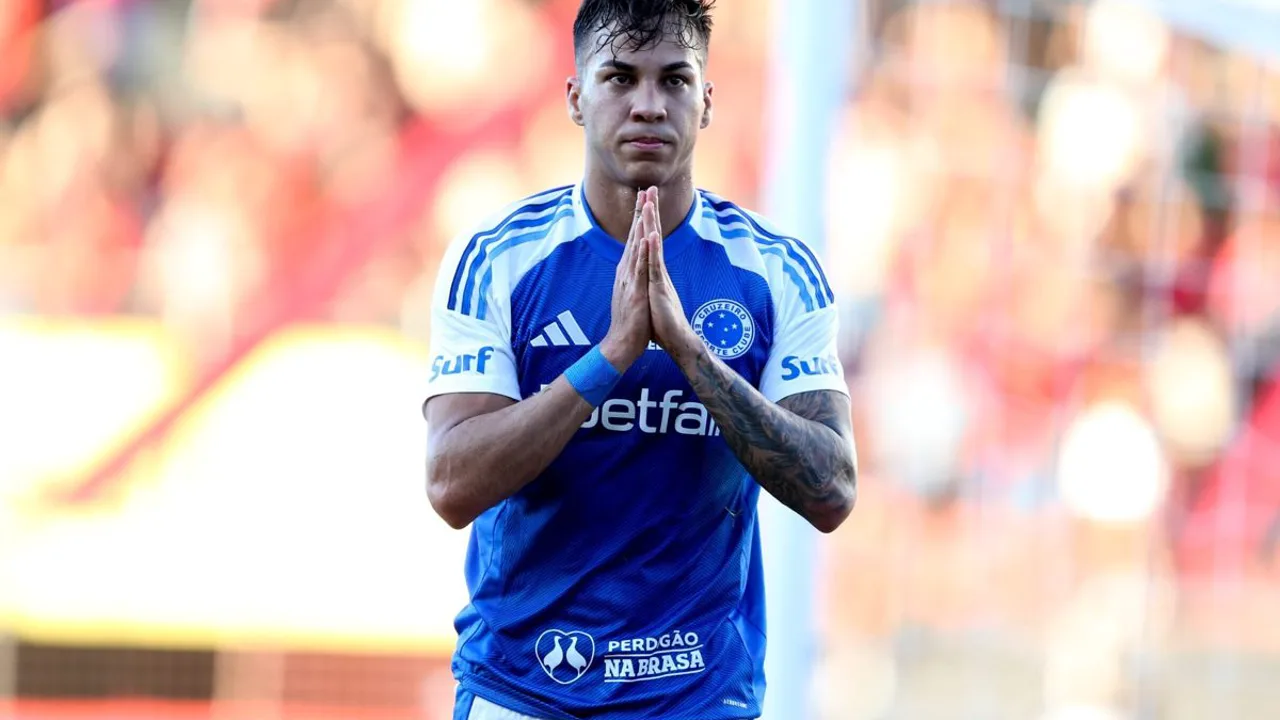 Kaio Jorge com a camisa do Cruzeiro e Erick Pulga com a camisa do Bahia em lances do Brasileirão 2026