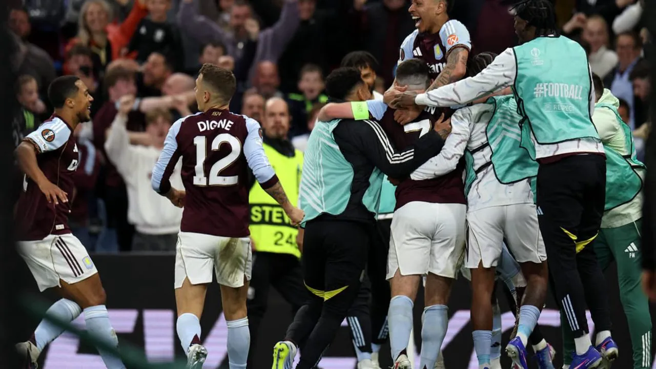 John McGinn comemora gol pelo Aston Villa no Villa Park na semifinal da Europa League contra o Nottingham Forest