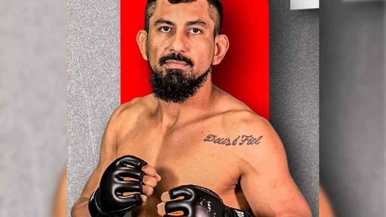 Lutador de MMA em posição de guarda em arena regional brasileira, com público ao fundo
