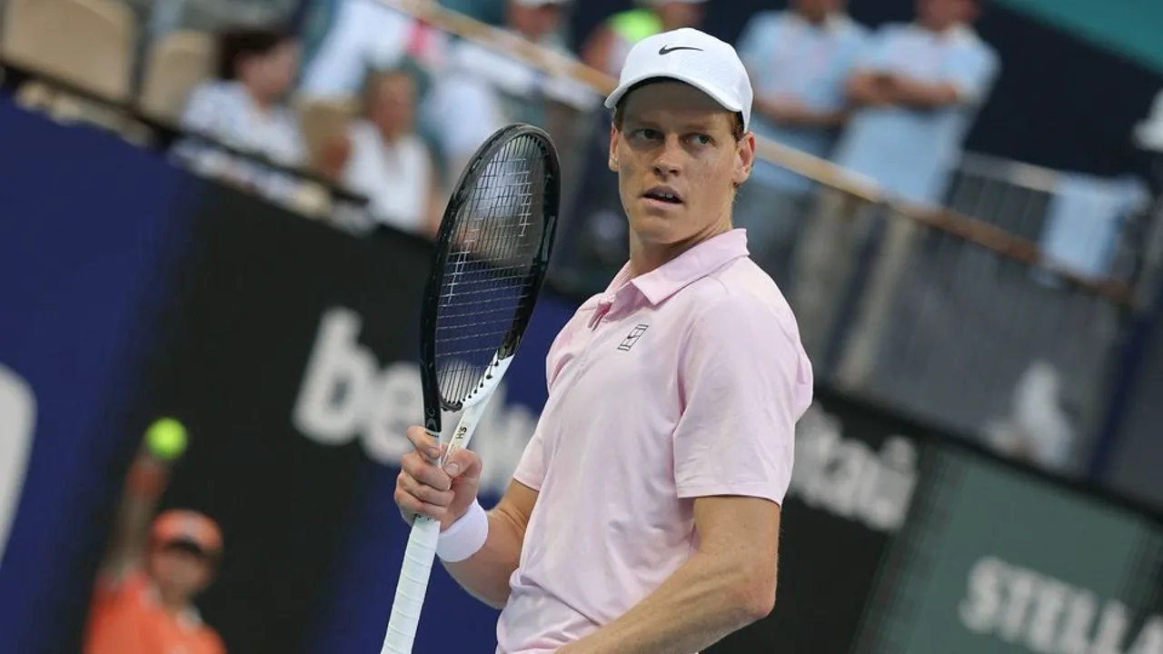 Jannik Sinner e Coco Gauff em quadra de saibro durante torneio Grand Slam, expressão séria