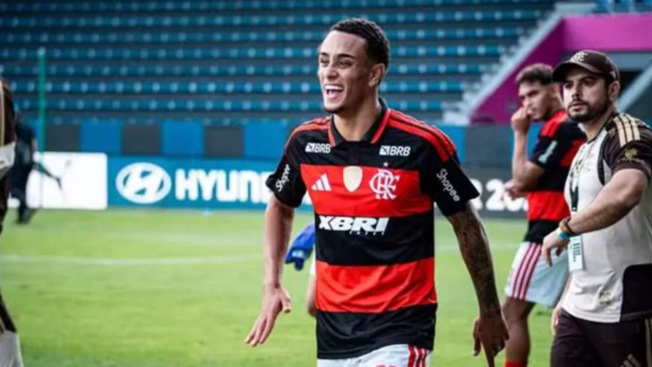 Ryan Roberto com a camisa do Flamengo em treino no Ninho do Urubu
