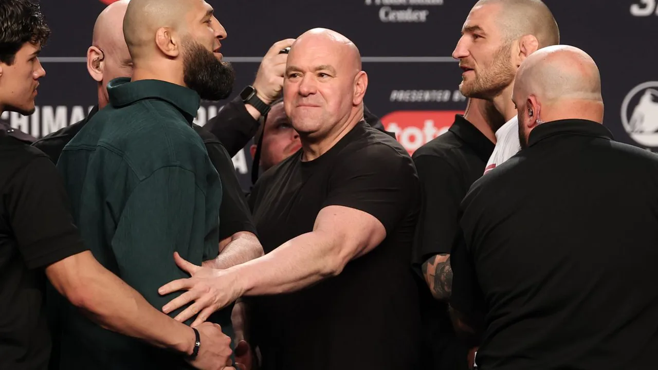 Khamzat Chimaev e Sean Strickland frente a frente no palco do UFC 328 em Newark, cercados por seguranças