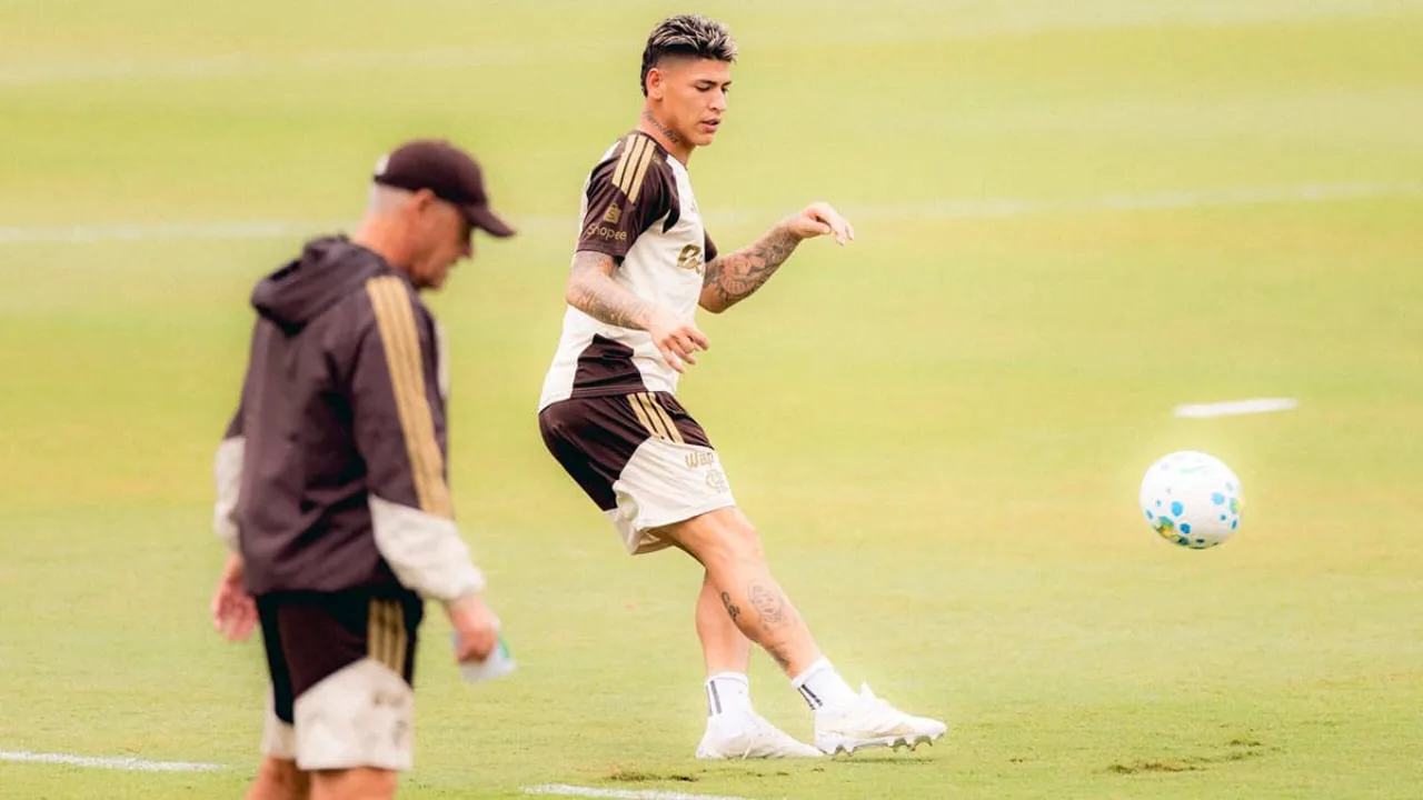 Jorge Carrascal com a camisa do Flamengo no Estádio Atanasio Girardot, Medellín, Libertadores 2026