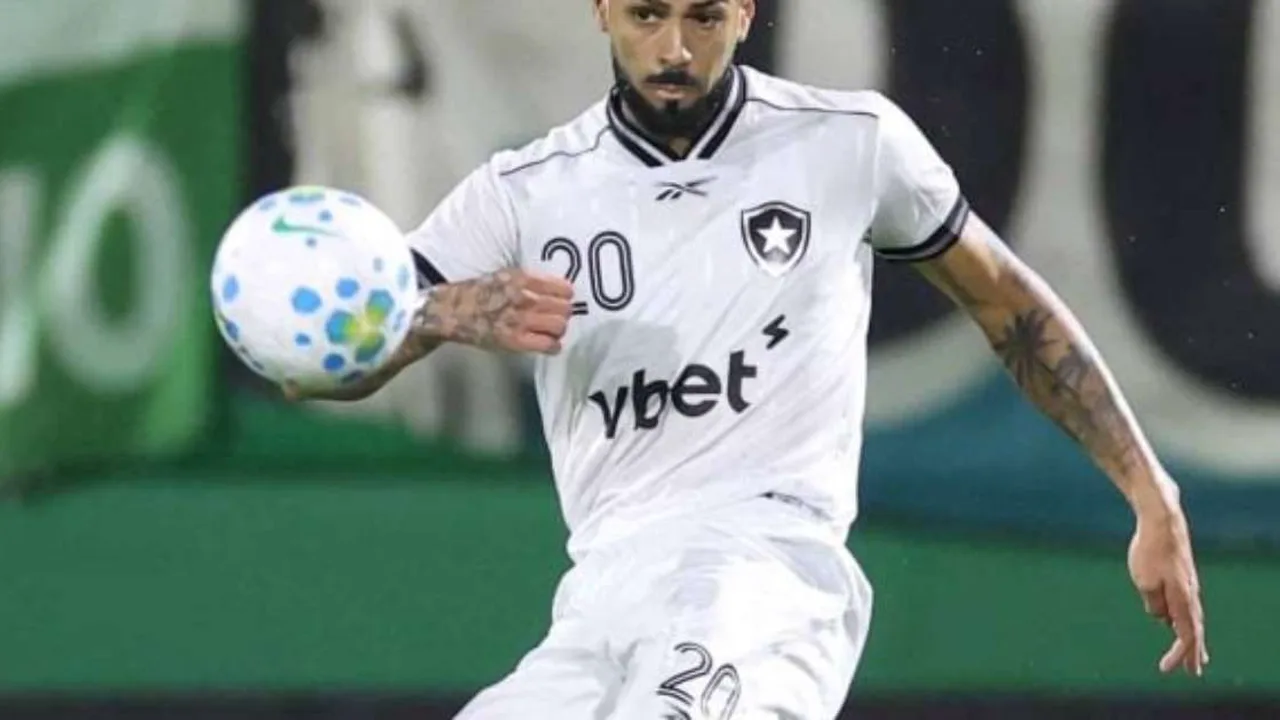 Alexander Barboza com a camisa do Botafogo no Estádio Nilton Santos durante partida do Brasileirão 2026