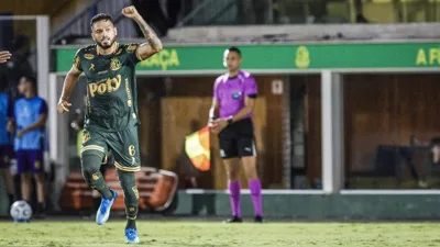 Deyverson some em campo e vira alvo da torcida da LDU após goleada do Mirassol