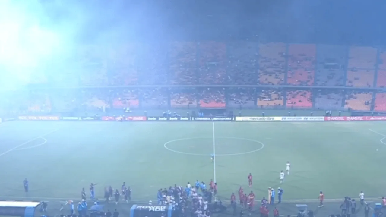 Torcedores do Independiente Medellín soltam sinalizadores no Atanasio Girardot durante partida pela Libertadores